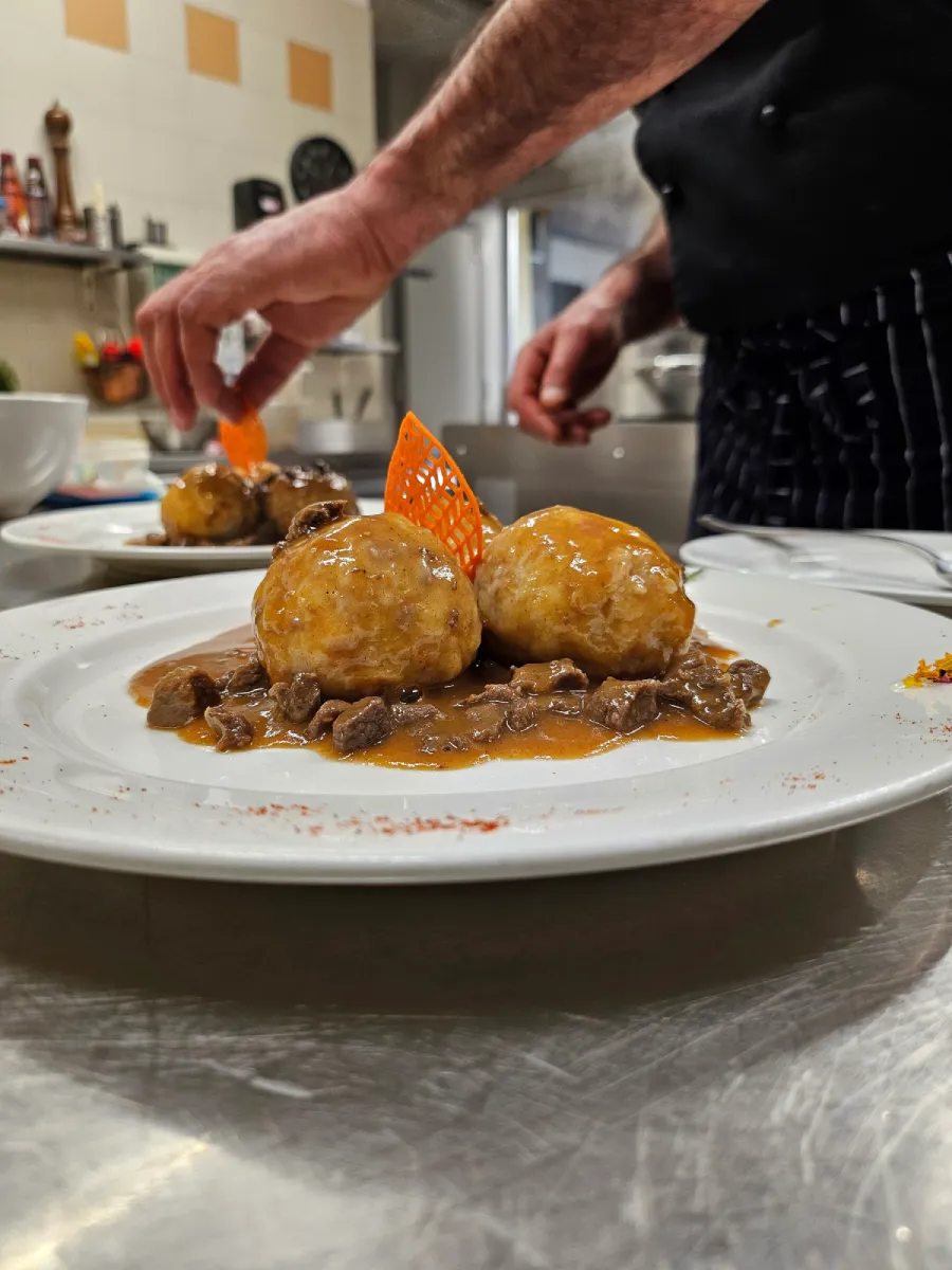 Chef al lavoro in cucina