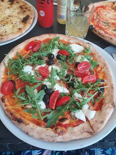 Strada tra edifici in città